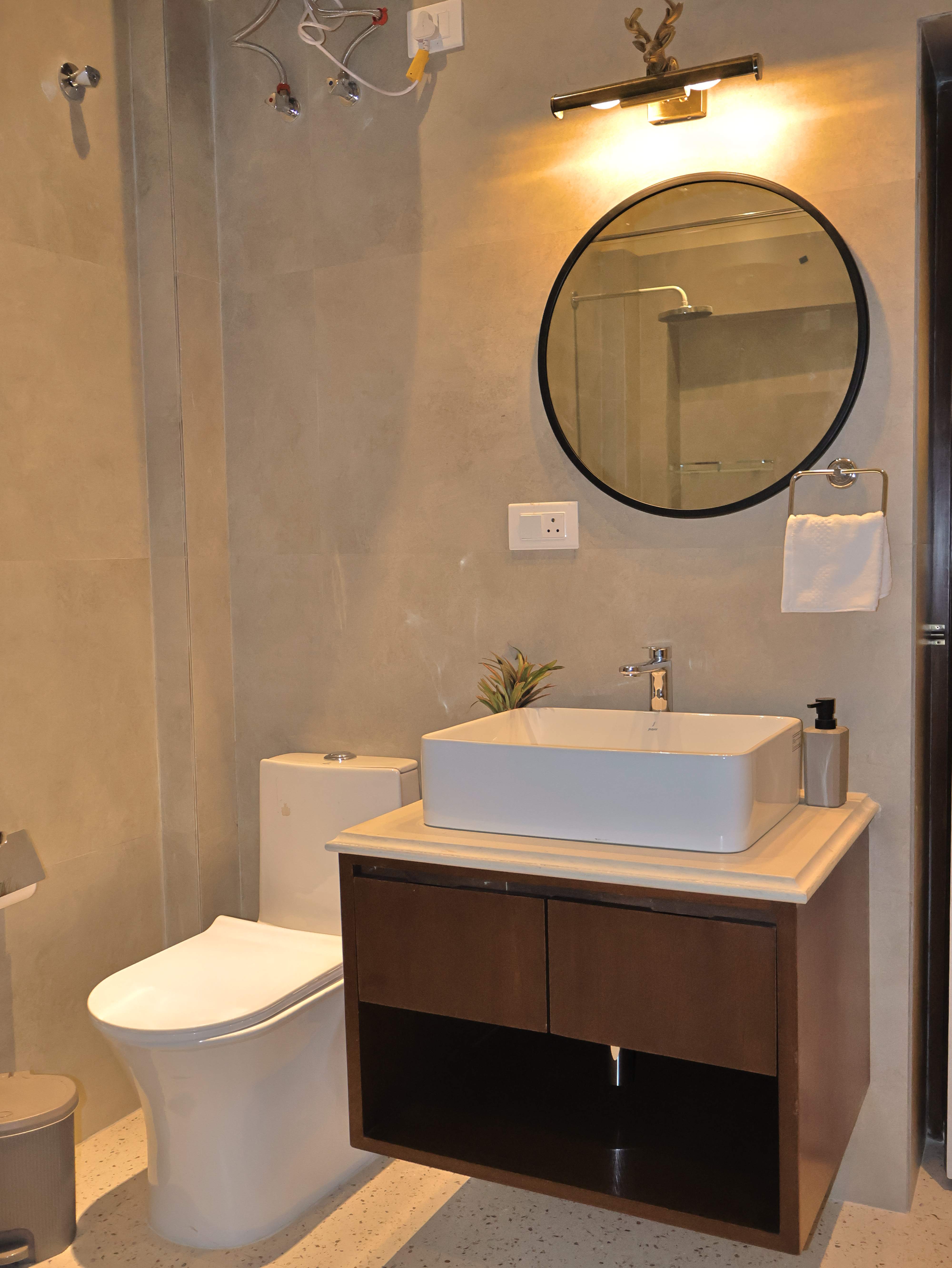 Modern bathroom with round mirror